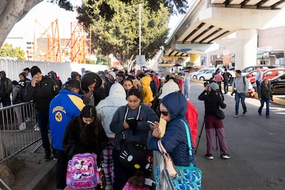 Un grupo de migrantes esperan por información sobre sus citas, ante la suspensión del cictema CBP One, en Tijuana, Baja California. 