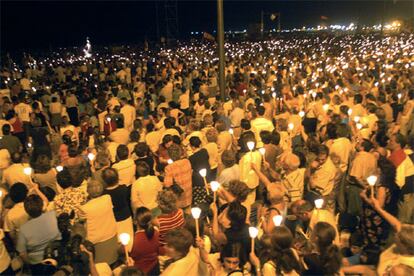 Miles de personas han asistido durante la noche al Rosario de las Familias, celebrado en la playa de la Malvarrosa la noche antes de la llegada del Papa a Valencia.