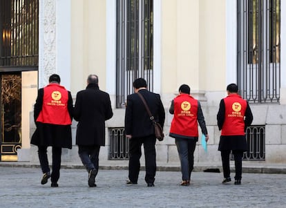 Representantes de las asociaciones chinas organizadoras de la protesta son invitados a pasar al edificio de la Fundación BBVA.