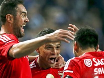 Lima es felicitado por Samaris y Salvio tras marcar el primer gol al Porto.