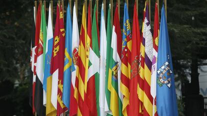 Las banderas de todas las comunidades autónomas en el exterior del Senado. 