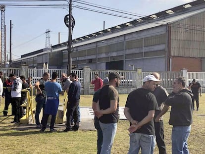 Trabajadores en el exterior de la planta de Alcoa en Avil&eacute;s.