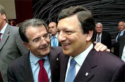 Durão Barroso recibe la felicitación de su predecesor, Romano Prodi, al término de la reunión.