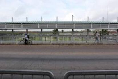 En la imagen, puente internacional 1 de Laredo (EE.UU.) que conecta con Nuevo Laredo (México) que miles de personas cruzan a pie, en bicicleta o coche cada día.