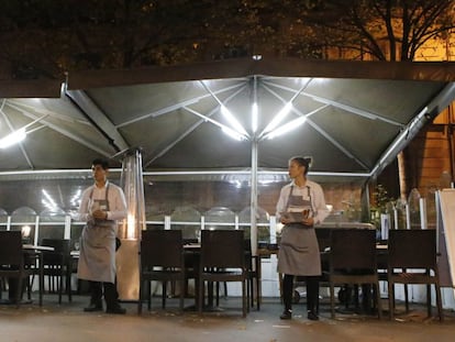 Dos camareros en un establecimiento de Barcelona.