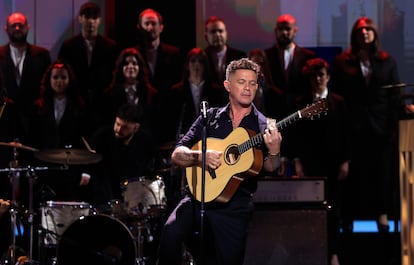 El cantante Alejandro Sanz, durante su actuación en los Goya.