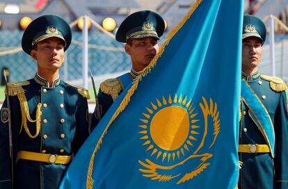 Militares del ejercito de Kazajistán con la bandera nacional del país durante la ceremonia inaugural de los Juegos Militares Internacionales en el campo de entrenamiento Gvardeisky (Kazajistán). 
