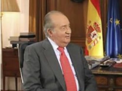 Don Juan Carlos, entrevistado por el veterano periodista Jesús Hermida, con motivo del 75 aniversario del Monarca