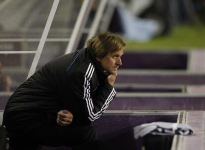 Bernd Schuster sigue desde el banquillo un partido.