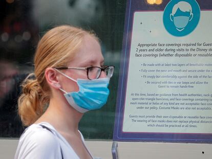 Una mujer porta una mascarilla en Nueva York tras el anuncio del CDC.