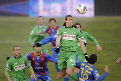 Espinosa remata de cabeza ante el Levante.
