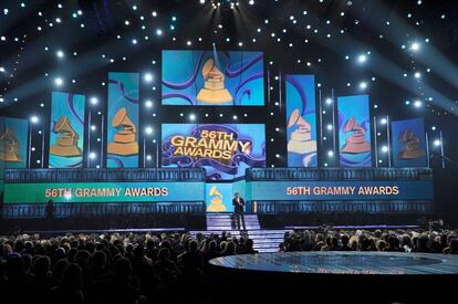Escenario del Staples Center de Los Ángeles con LL Cool J como presentador de la 56 gala de los Grammy.