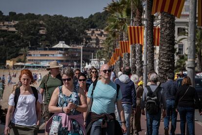 Turistas paseando por  Lloret de Mar, el pasado mes de abril. / ADRI SALIDO (Agency via Getty Images)