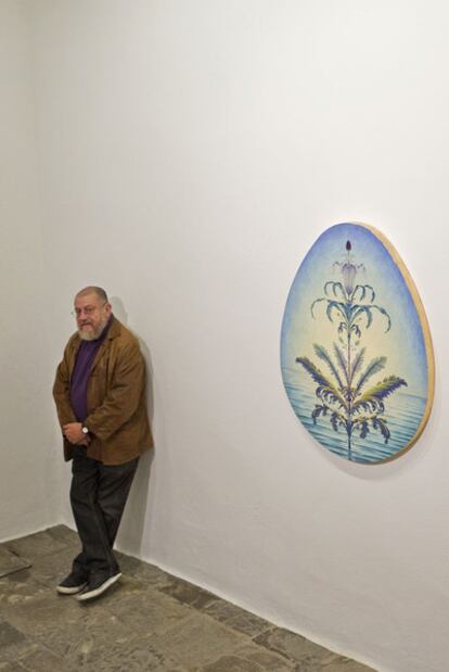 Guillermo Pérez Villalta posa junto a su obra <i>Surgimiento</i>.