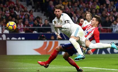 Ramos recibe una patada de Lucas.