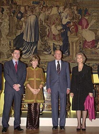 Los Reyes, con Alberto Ruiz-Gallardón y Pilar del Castillo, ayer, en la inauguración de la exposición <i>Cortes del Barroco</i> en el Palacio Real.