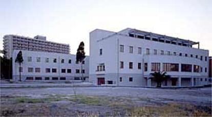 Fachada del edificio rehabilitado en Torremolinos, que responde al denominado racionalismo aerodinámico por su planta en forma de avión.