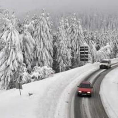 Vehículos circulan con precaución debido a la nieve