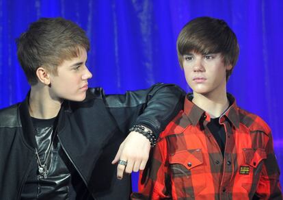 El canadiense Justin Bieber mira a su otro yo en el museo de Londres.