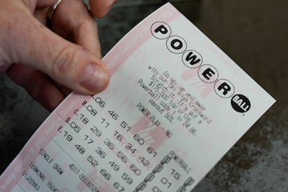 Una persona muestra su billete de lotería Powerball en Portland, Oregon. En abril de 2024