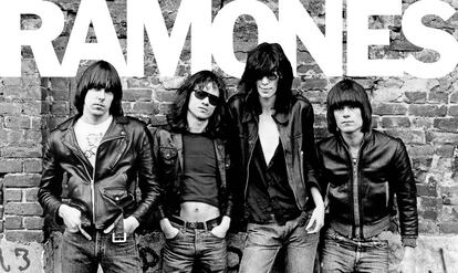 The Ramones, en la fotografía de portada del disco 'Ramones'.