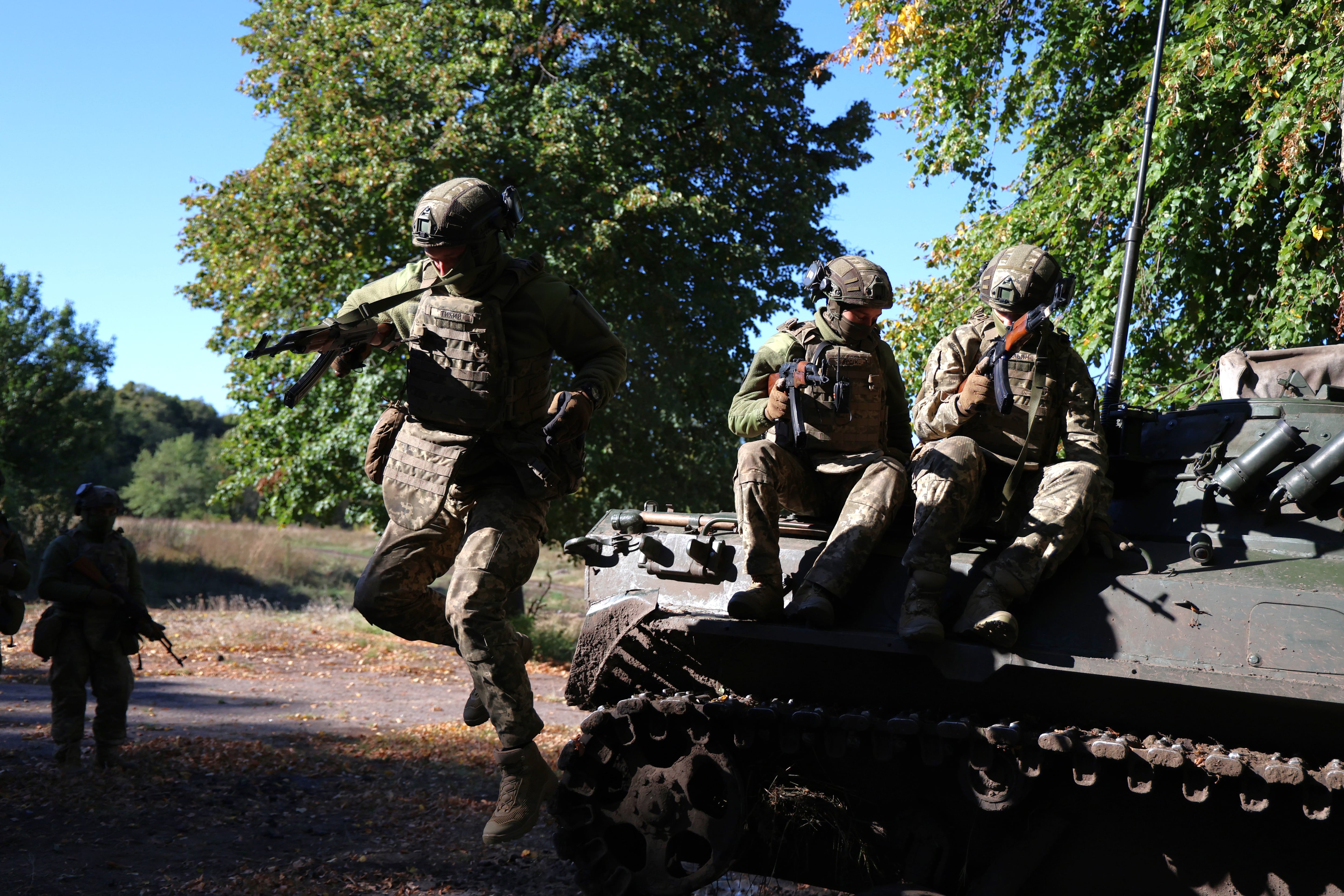 Instrucción de jóvenes voluntarios de entre 18 y 24 años llegados como voluntarios al ejército de Ucrania el pasado 25 de septiembre.
