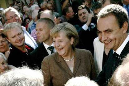 Rodríguez Zapatero y Angela Merkel, en una calle de Meersburg antes de la cumbre hispano-alemana.