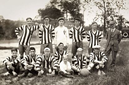 El equipo de fútbol de Donora (Pensilvania). El cuarto por la izquierda, sentado, es Jack Puente. Su sobrino David Puente cuenta de él que "jugaba muy bien al fútbol. Sabiendo que Jack nació en 1908, supongo que esta foto es de mediados de 1920". Los españoles ayudaron a dar más visibilidad a un deporte muy minoritario en EE UU.