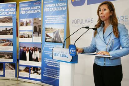 Alicia Sánchez-Camacho, presidenta del PPC, presenta este martes el nuevo lema de su partido para las elecciones municipales: "España apuesta por Cataluña. España no nos roba".