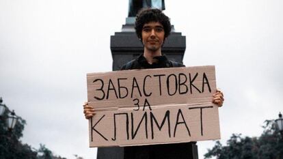 Arshak Makichián, coordinador de Fridays for future en Rusia, en una de las acciones para alertar sobre la emergencia climática, en Moscú, en unas imágenes cedidas por los activistas.