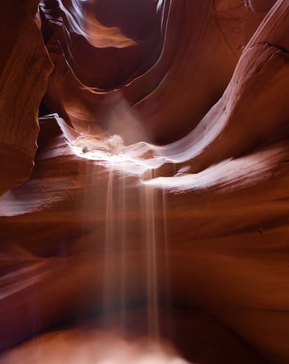 Las sinuosas paredes de Antelope Canyon, de color cobre y hasta 40 metros de altura, fueron talladas por el agua en el desierto rocoso de (Estados Unidos). En algunos puntos del angosto cañón, la arena forma pequeñas cascadas. Para acceder al Antelope Canyon hay que viajar a la pequeña ciudad de Page, a unas cuatro horas de Las Vegas.