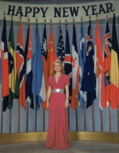 El mundo todavía estaba inmerso en la Segunda Guerra Mundial cuando la actriz americana Ann Sheridan dejó que le tomaran este retrato bajo una panoplia de banderas nacionales como una parte de una campaña de la ONU. Sheridan posó con el mensaje Feliz Año Nuevo para "promover la paz mundial".