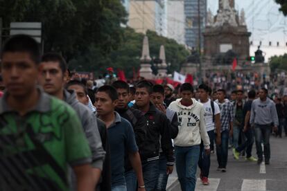 Normalistas participan en la marcha por el segundo aniversario del caso Iguala