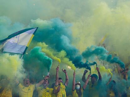 Hinchas del Atlético Bucaramanga celebran la victoria en el Estadio Alfonso López, este domingo en Bucaramanga.