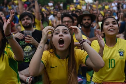 Seguidores de la selección de Brasil ven un partido de su equipo en el Mundial de Rusia 2018.