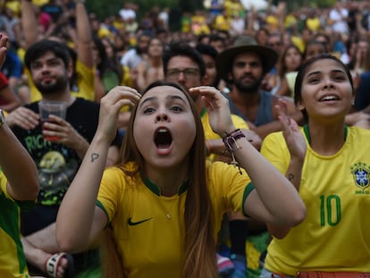 Seguidores de la selección de Brasil ven un partido de su equipo en el Mundial de Rusia 2018.