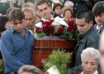 Un momento del entierro de Manuel Ríos Suárez en A Coruña, el 9 de octubre de 2003.