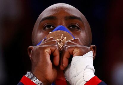 El judoca francés Teddy Riner besa la medalla de bronce tras ganar al japonés Hisayoshi Harasawa, tras caer en cuartos de final, en la categoría de los +100 kg.