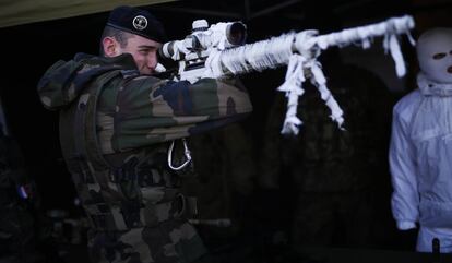 Un soldado apunta con su arma durante las prácticas militares.