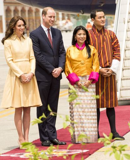 Kate y Guillermo, con los Reyes de Bután al llegar al aeropuerto de Paro.