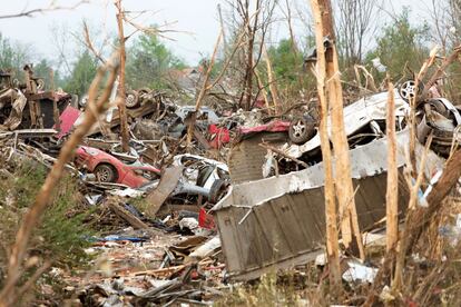 Amontoado de carros e restos de casas em em Vilonia, Arkansas.