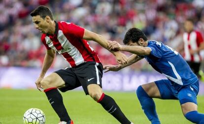 Aduriz disputa un balón con Bayramov 