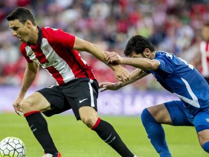 Aduriz disputa un balón con Bayramov 