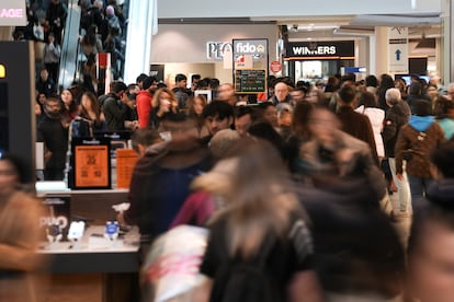 Un centro comercial de Toronto (Canadá) abarrotado de clientes, el pasado noviembre.