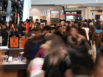Un centro comercial de Toronto (Canadá) abarrotado de clientes, el pasado noviembre.