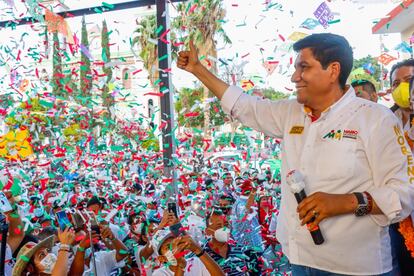 Mario Moreno Arcos excandidato del PRI-PRD a la gubernatura de Guerrero, durante un mitin.