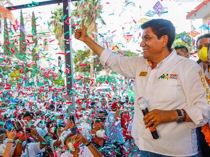 Mario Moreno Arcos excandidato del PRI-PRD a la gubernatura de Guerrero, durante un mitin.