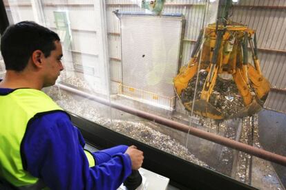 Un operario, en el parque tecnol&oacute;gico de Valdem&iacute;ngomez.