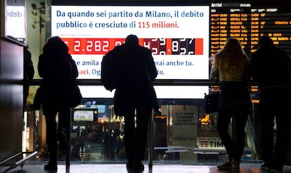Pantalla con el reloj de la deuda, en la estación Termini de Roma, el 15 de febrero.