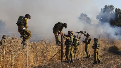 Soldados en el lugar del incendio causado por el lanzamiento de misiles desde Siria, al norte de Israel.